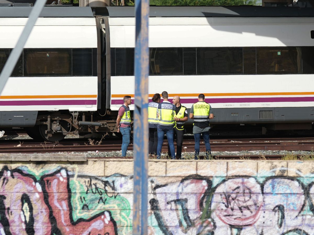 Foto: La policía, junto al tren donde se localizó el cuerpo de Álvaro Prieto, cerca de la estación de Santa Justa. (Europa Press/María José López)