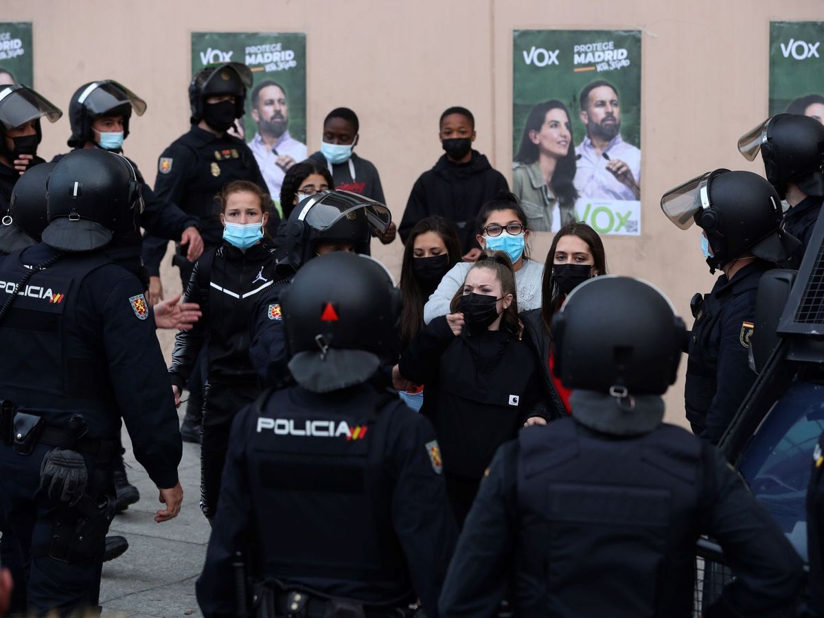 Foto: La Policía trata de evitar altercados en un acto público de Vox en Fuenlabrada. (EFE)