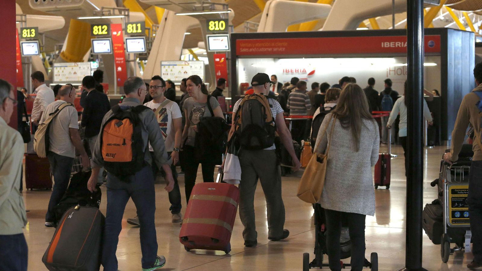 Foto: Viajeros en el aeropuerto Adolfo Suárez Madrid Barajas (EFE)