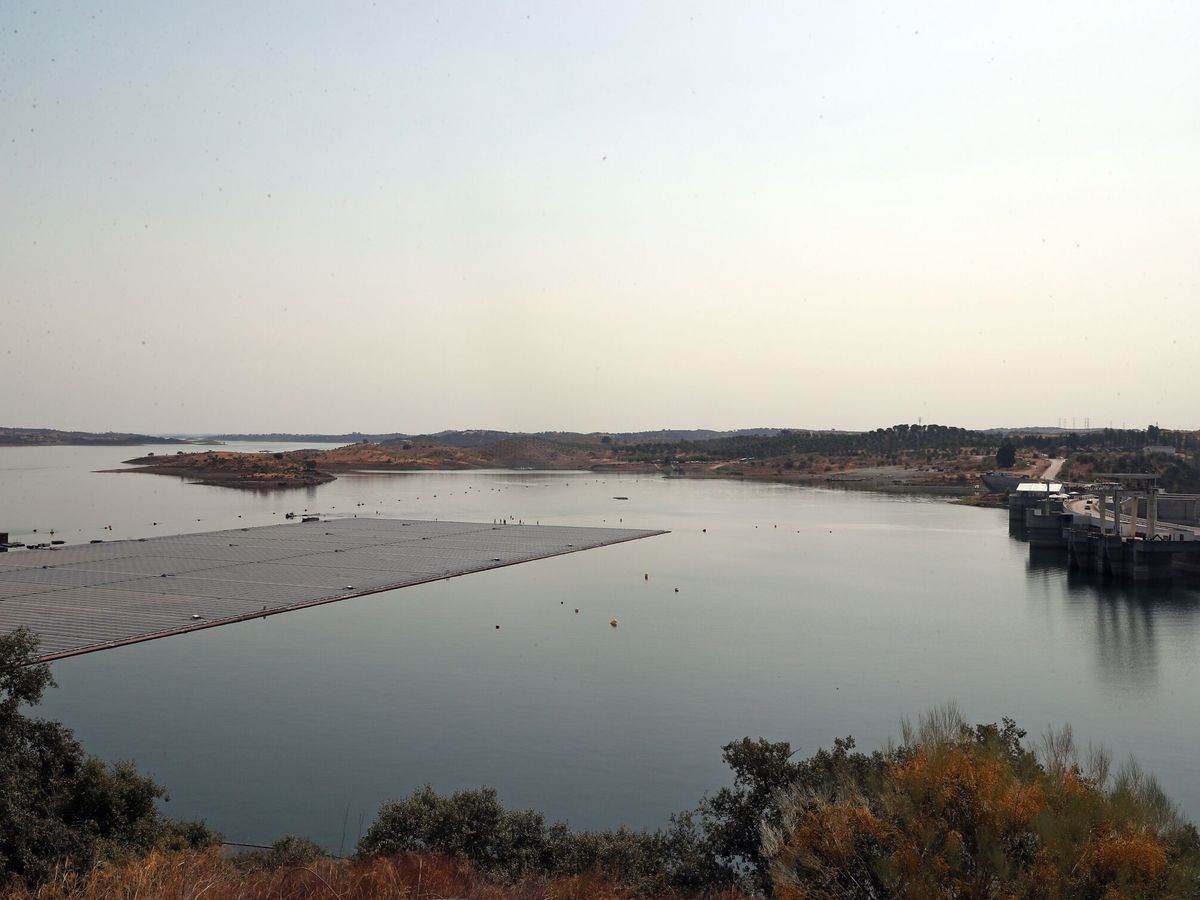 Foto: La presa de Alqueva, en Portugal, tiene también uso hidroeléctrico y el mayor parque solar flotante de Europa. (EFE/Nuno Veiga)