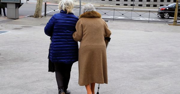 Foto: Dos ancianas caminan por la calle