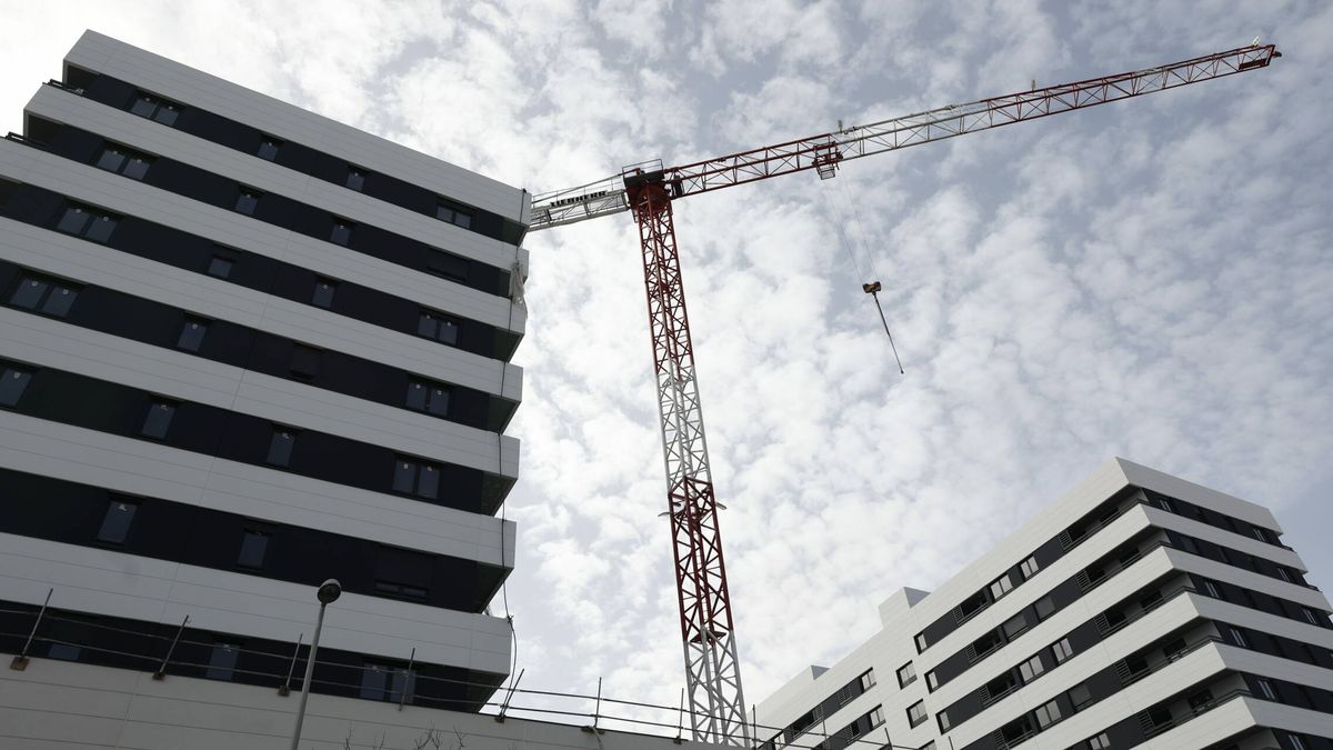 El crédito para construir pisos se hunde a mínimos y agrava la crisis de acceso