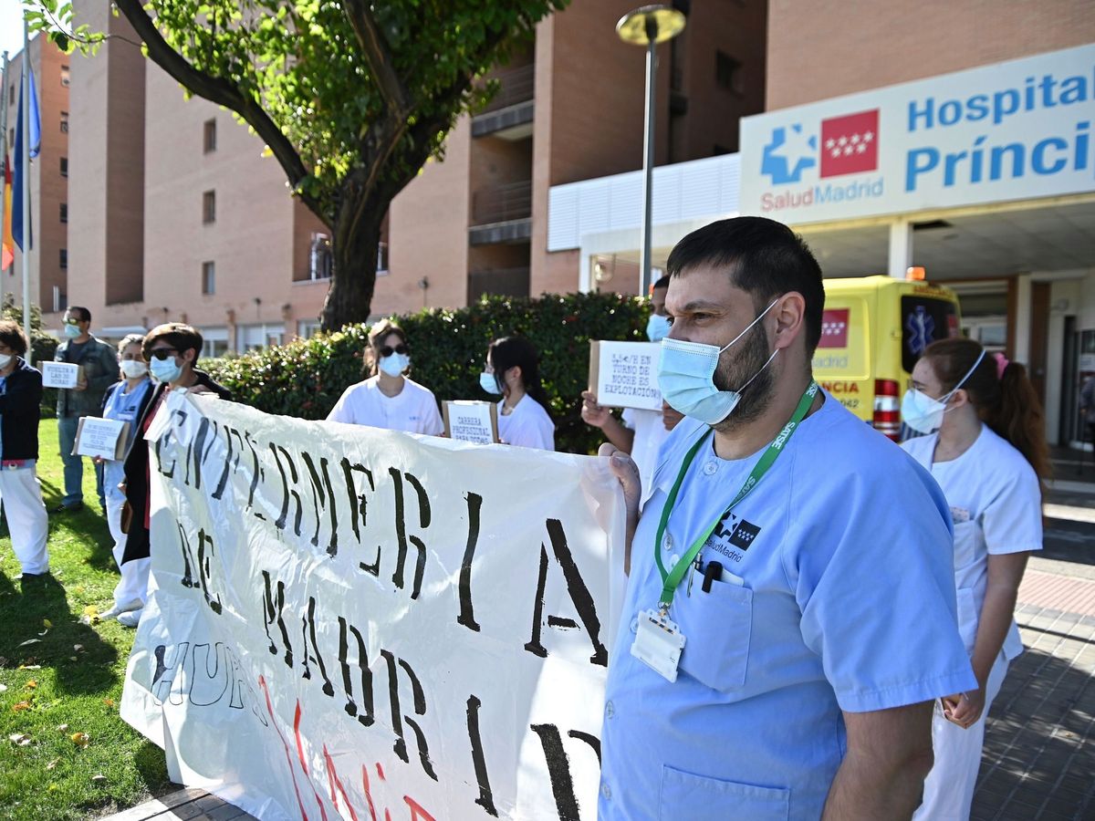 Foto: Manifestación de sanitarios este lunes en la puerta del hospital universitario Príncipe de Asturias de Alcalá de Henares (Madrid). (EFE)
