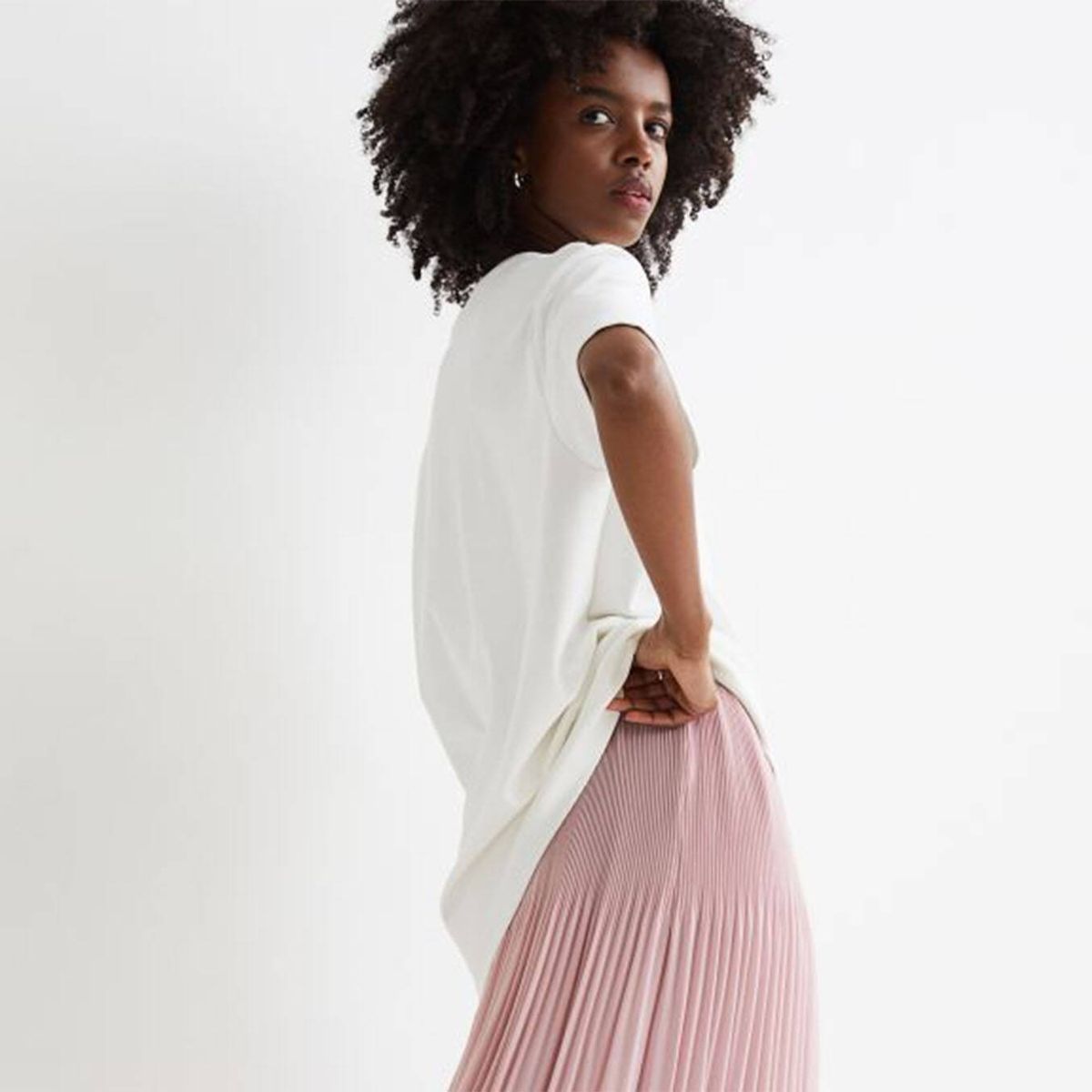 Faldas midi plisadas perfectas verano en Zara, y H&M
