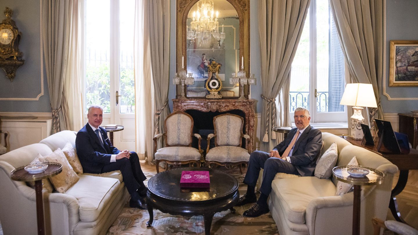 El 'lehendakari', Iñigo Urkullu (i), se reúne con el embajador de Portugal en España, Joao Mira-Gomes. (EFE/Irekia)