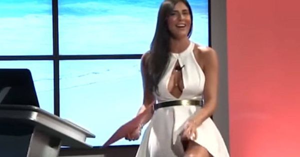 Foto: Barbara Francesca Ovieni, presentadora italiana que levantó el vestido en pleno directo, hablando de Cristiano. 