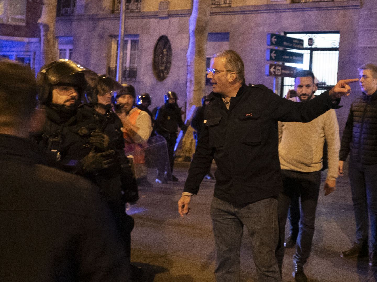 Ortega Smith se encara con la Policía en las protestas en Ferraz. (EFE/Lluís Lozano) 