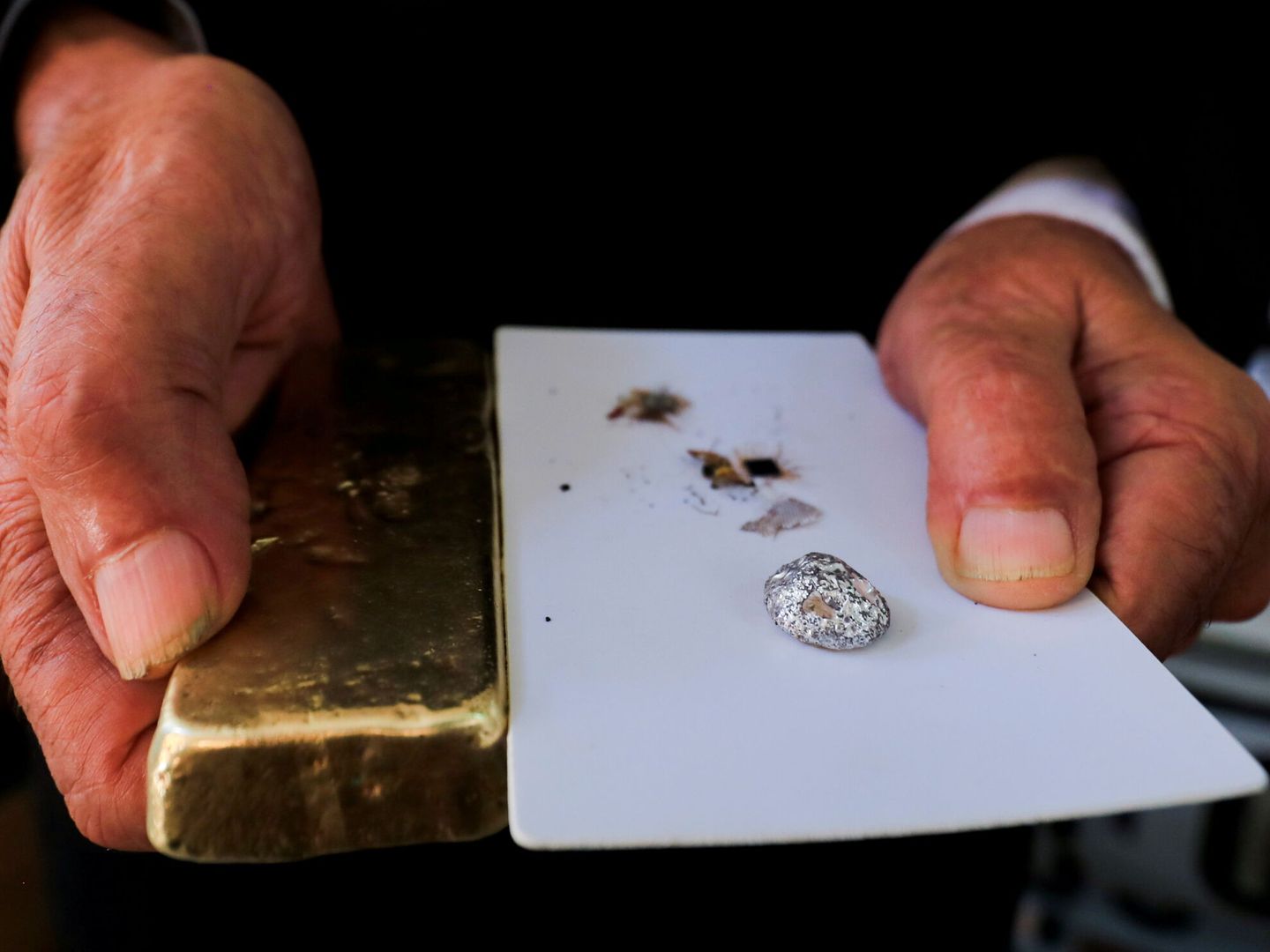 Oro y plata reciclados de un teléfono móvil. (Reuters)