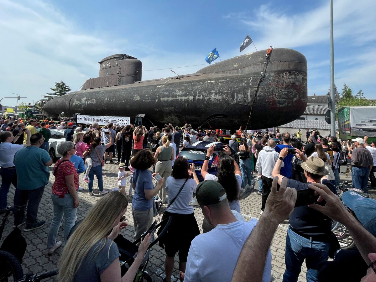 Foto: Imagina salir a la calle y encontrarte con un submarino de 350 toneladas (Reuters/Timm Reichert)