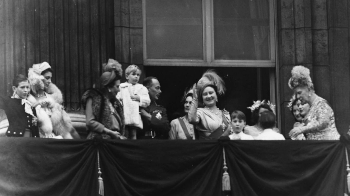 La familia real saludando al pueblo tras la boda de Isabel y Felipe. (Getty)