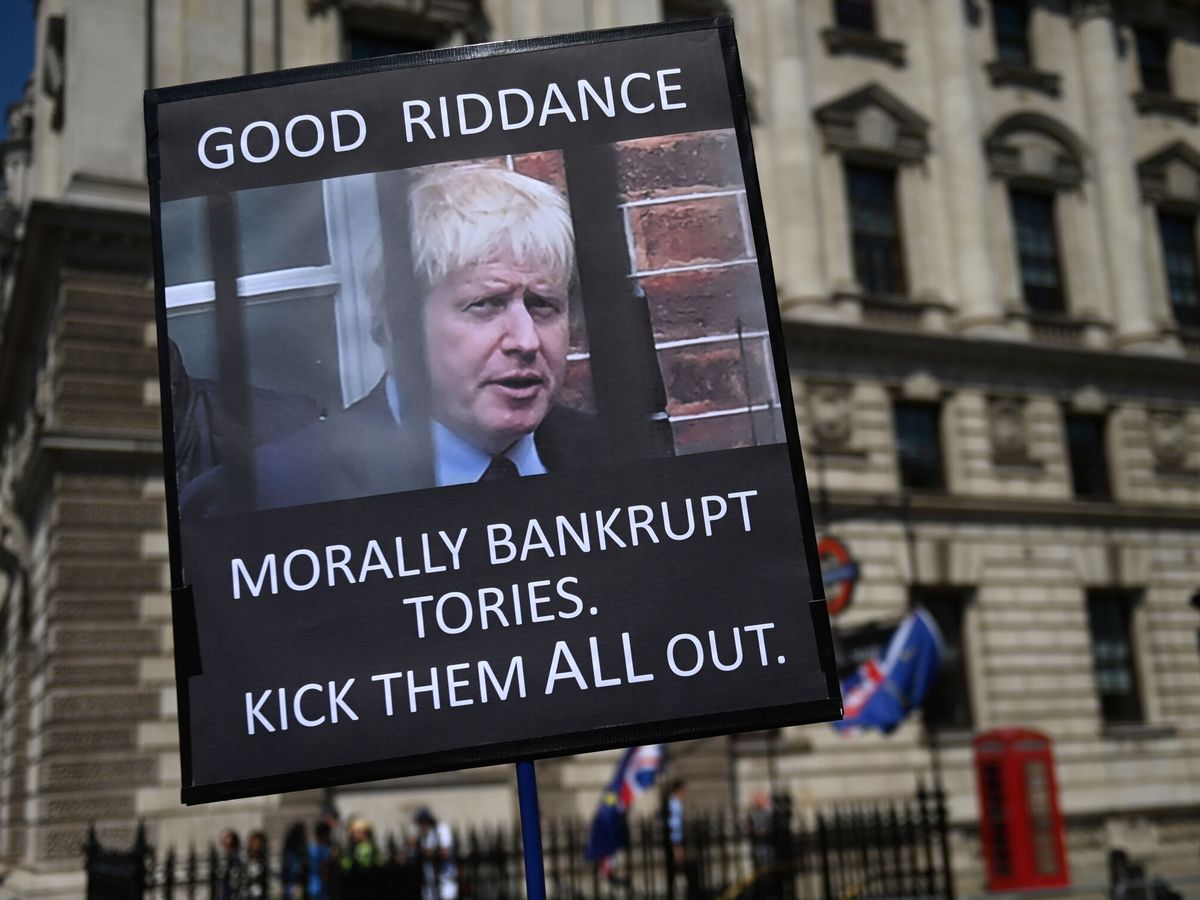 Foto: Un cartel con la imagen del ex Primer Ministro Boris Johnson en Londres. (EFE / Neil Hall)