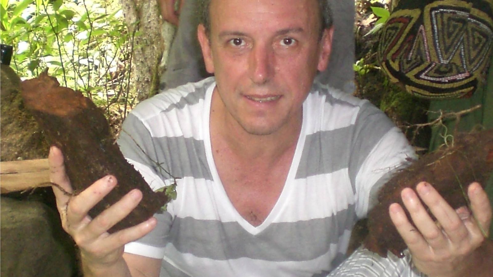 Foto: Alberto José Varela, con una planta de ayahuasca en las manos.