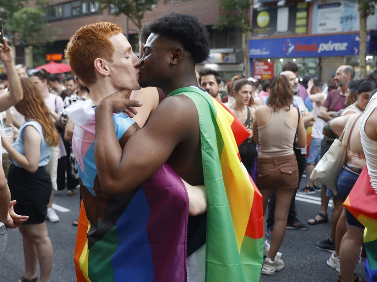 Foto: Manifestantes durante el Orgullo LGTBIQ+ en una imagen de archivo. (EFE/J.C. Hidalgo)