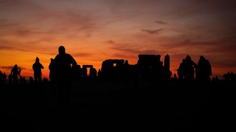 Patinaje sobre hielo en Países Bajos y solsticio de invierno en Stonehenge: el día en fotos 