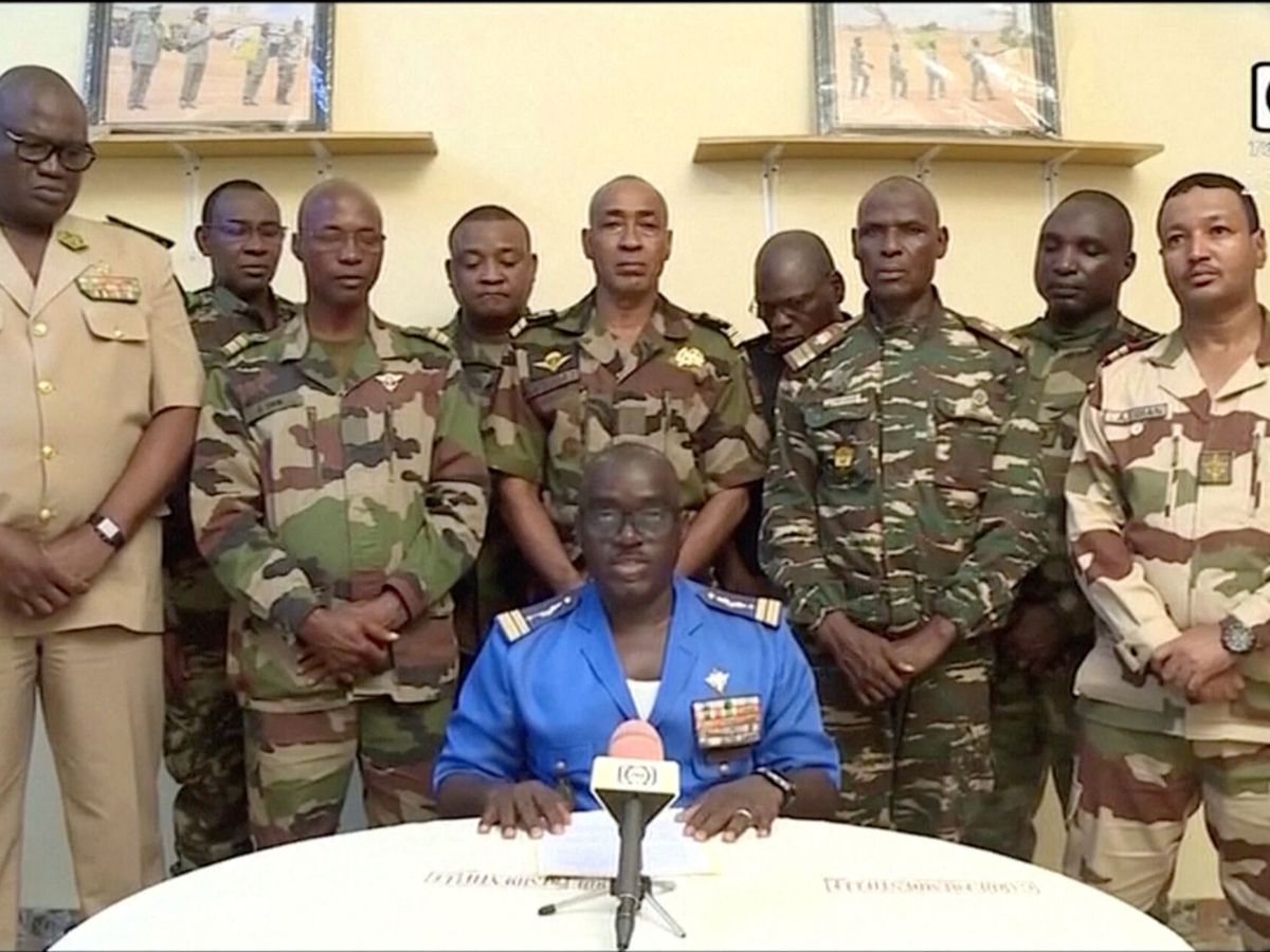 Foto: El coronel  Amadou Abramane  durante su aparición en la televisión nacional el 26 de junio, en Níger. REUTERS