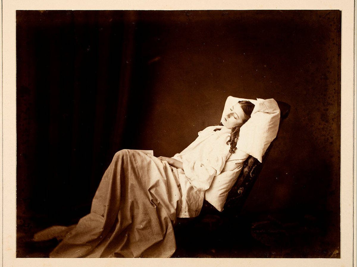 Foto: Fotografía de una chica enferma de tuberculosis, por Henry Peach Robinson. (Wikimedia)