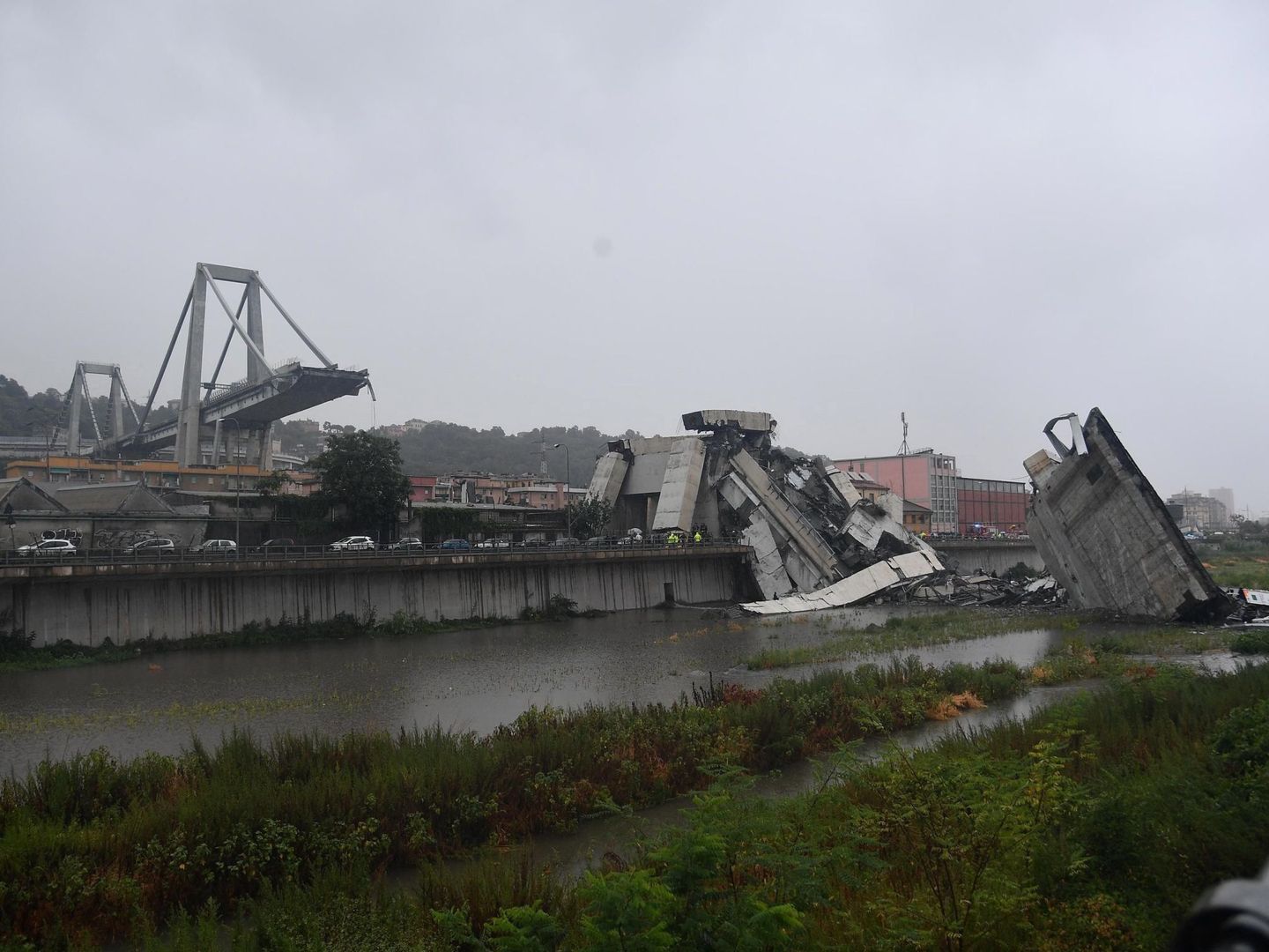 Vista del viaducto Morandi tras derrumbarse una sección de la infraestructura en Génova (Luca Zennaro / EFE)