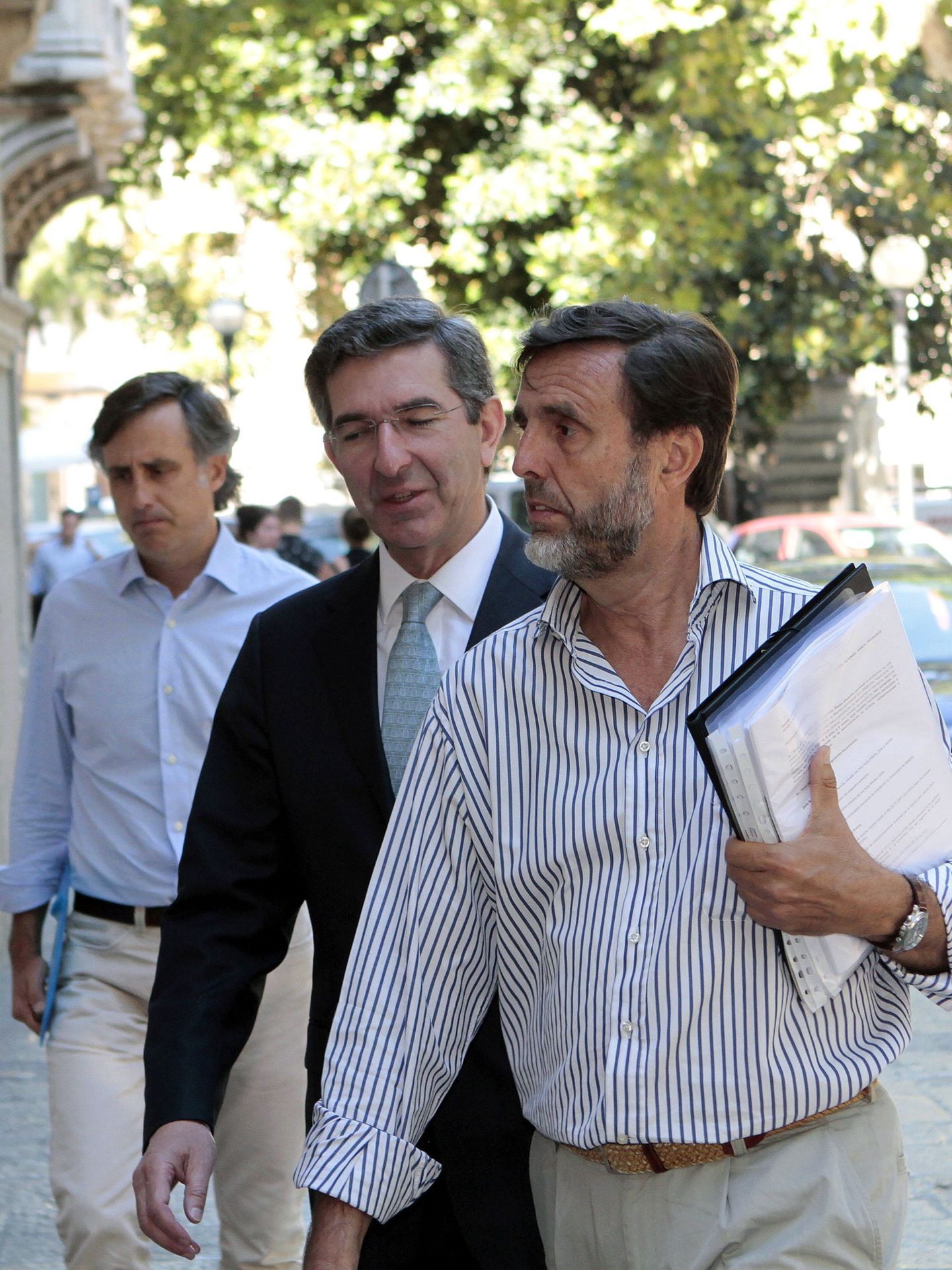 Zoilo Ruiz-Mateos (dcha), su abogado y su hermano Pablo (izq), en la Audiencia Provincial de Palma. (EFE)