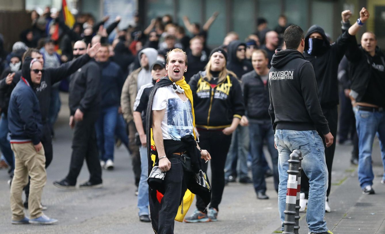 Manifestantes de extrema derecha amenazan a la prensa durante una marcha en Colonia (Reuters).