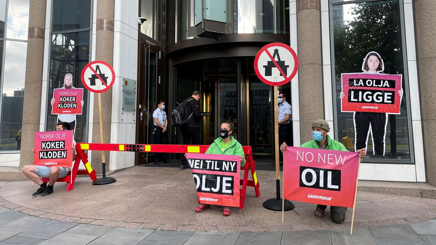 Activistas de Greenpeace se manifiestan en junio frente al Ministerio de Petróleo y Energía en Oslo. (Reuters)