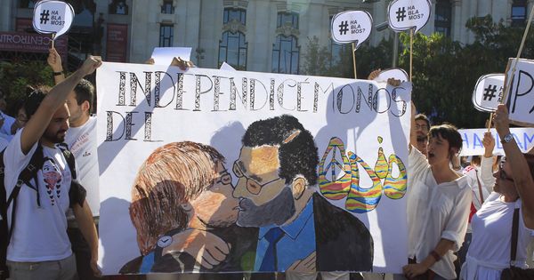 Foto: Concentración en favor del diálogo en la plaza de Cibeles de Madrid. (EFE)
