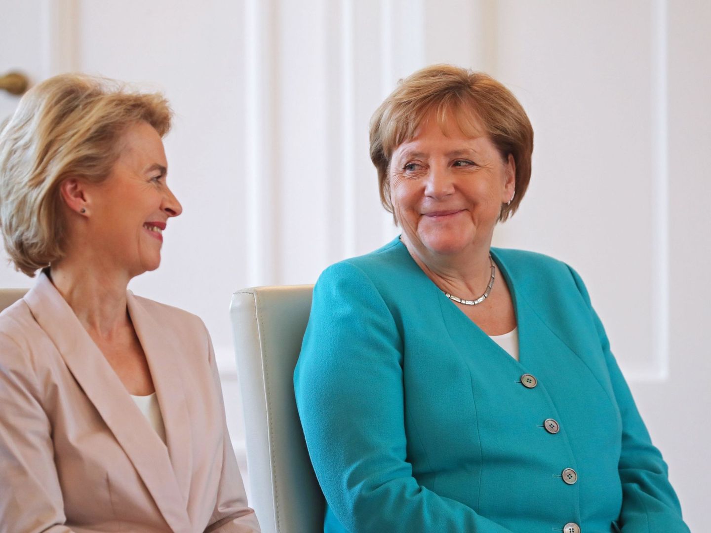 Von der Leyen junto a la canciller alemana, Angela Merkel. (Reuters)