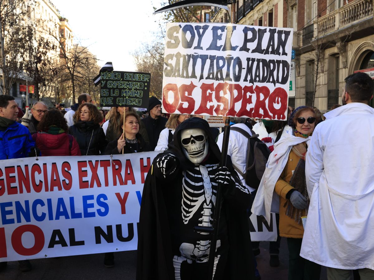 Foto: Manifestación contra la gestión sanitaria de Isabel Díaz Ayuso en Madrid. (EFE/Zipi)