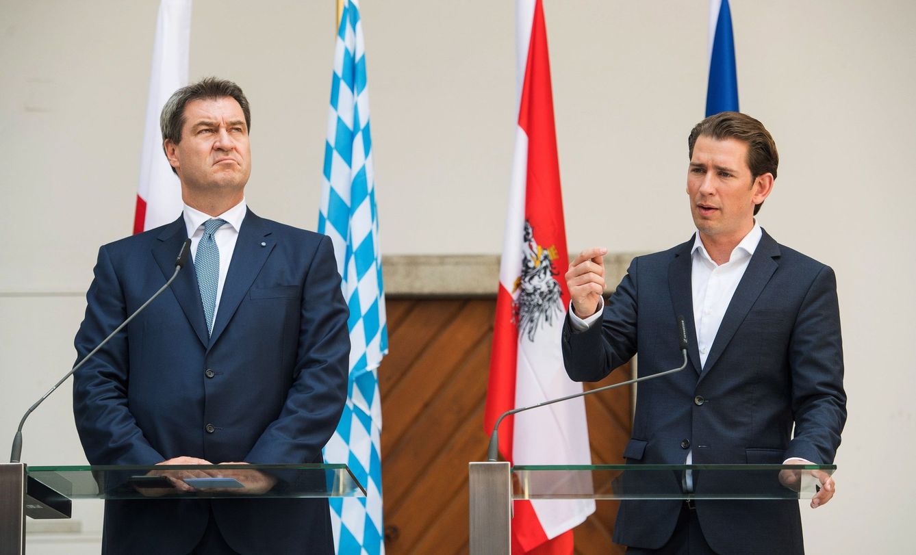 El primer ministro del estado de Baviera, Markus Söder (i), y el canciller austriaco, Sebastian Kurz (d). El damero azul y blanco es la bandera de Baviera. (EFE)