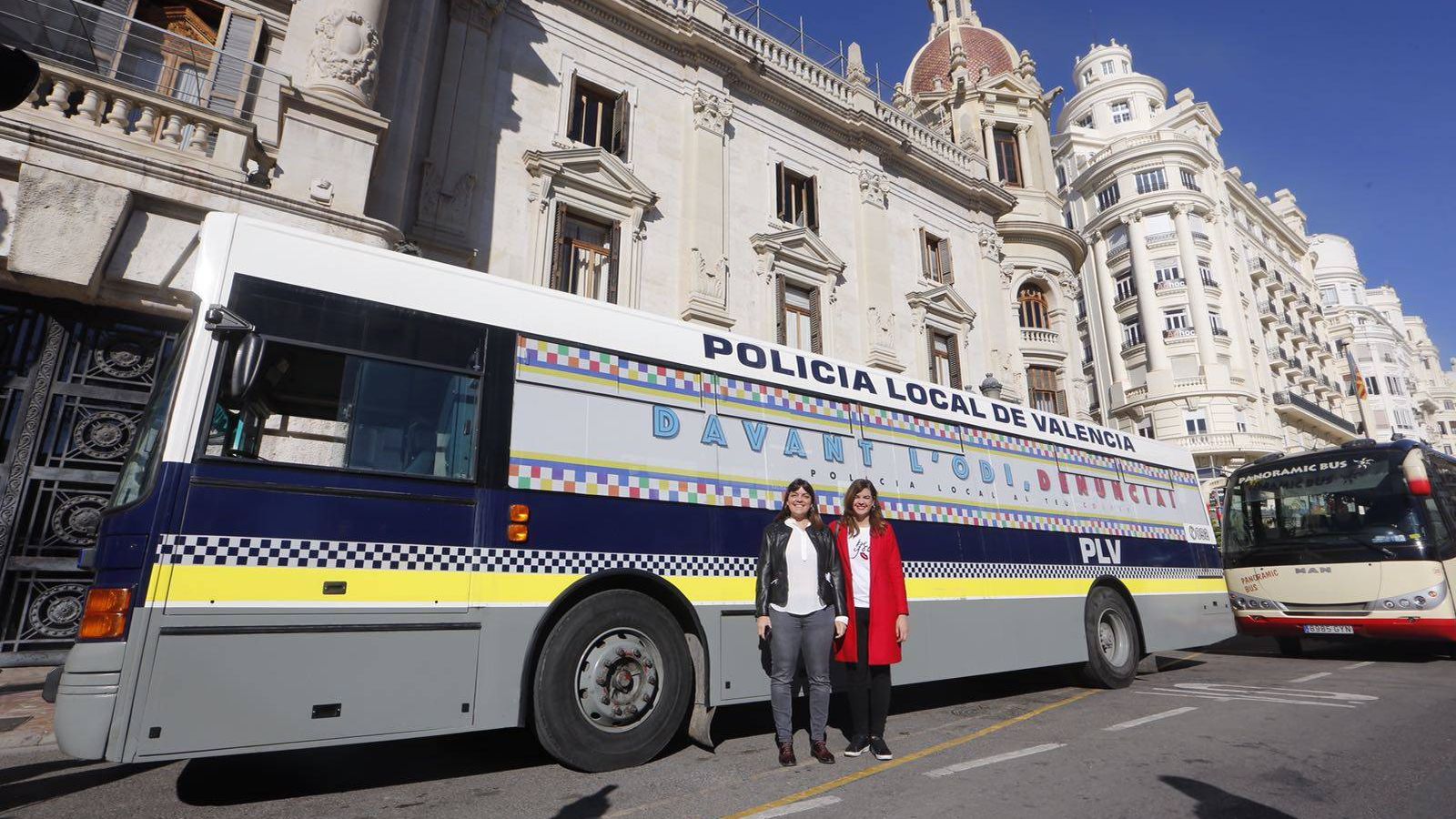Foto: El autobús de la Policía Local de Valencia que recuerda que se pueden denunciar agresiones homófobas y transfóbicas.