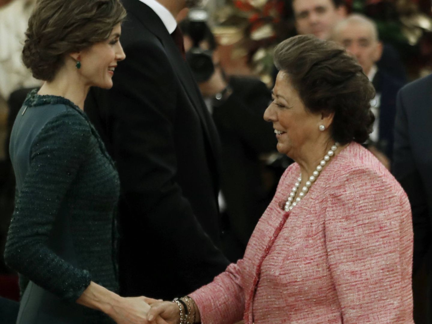 Saludando a la reina Letizia en su último acto político. (Gtres)
