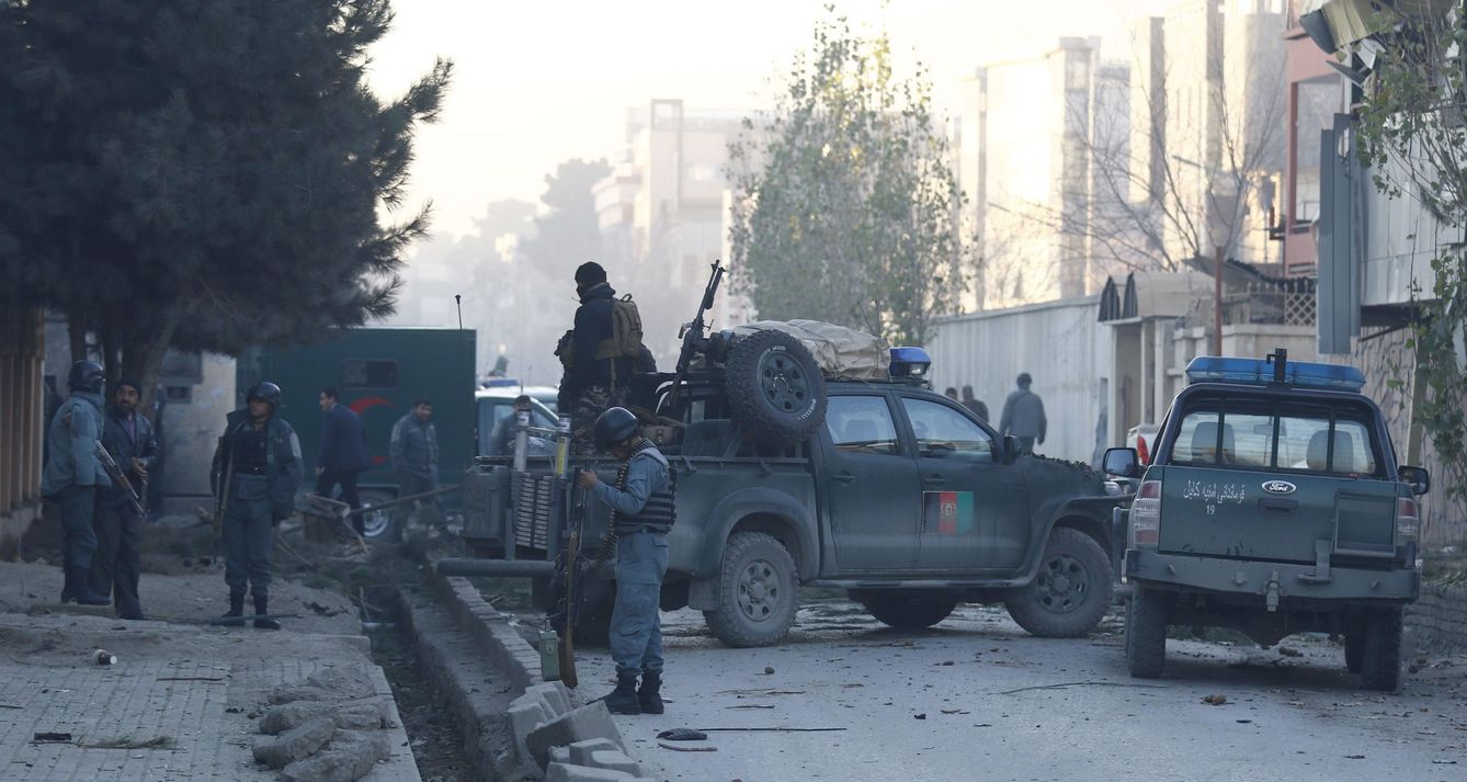 Funcionarios de seguridad afgana inspeccionan el lugar del atentado. (EFE)