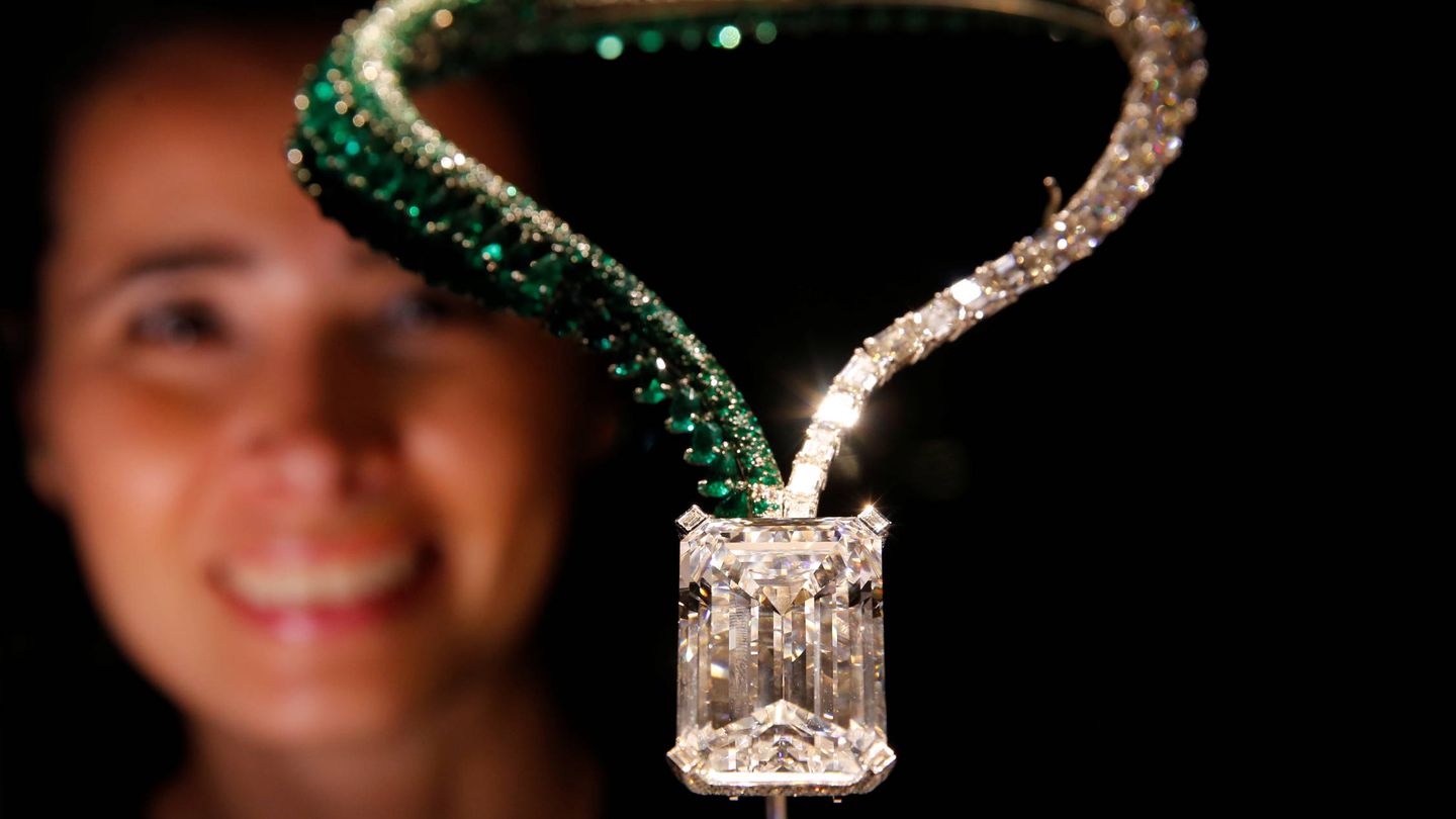 Collar de diamantes llamado The Art of de Grisogono, expuesto antes de una subasta en Christie's Ginebra. (Reuters)