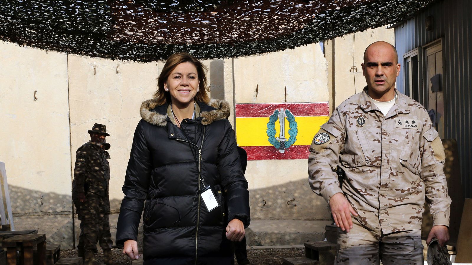 Foto: La ministra de Defensa, María Dolores de Cospedal, durante su visita a los militares españoles de operaciones especiales que se encuentran en Bagdad. (EFE)