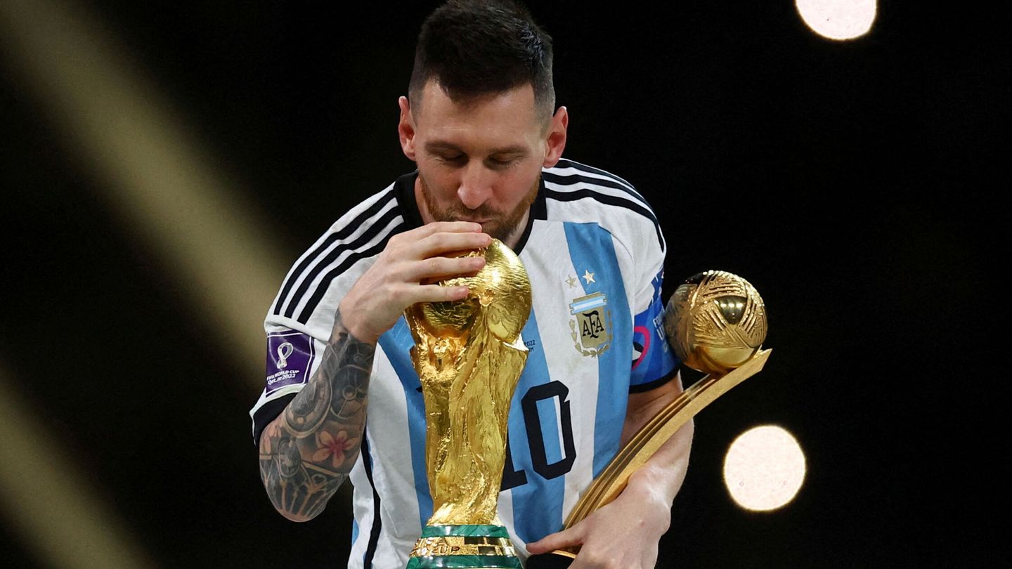 Messi besa el trofeo de campeón del Mundial de Qatar 2022. (REUTERS/Kai Pfaffenbach).