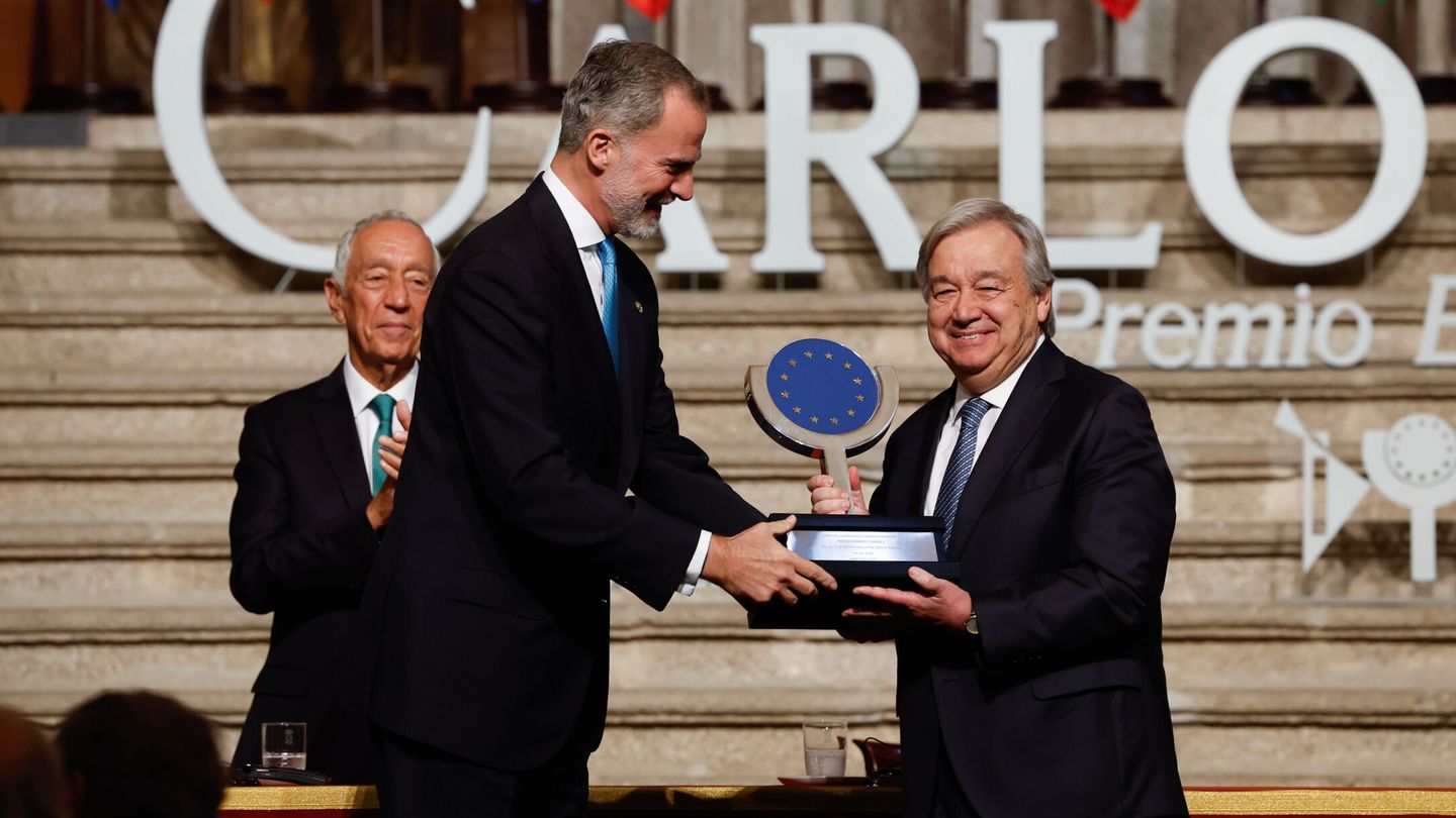 El rey Felipe VI entrega el Premio Europeo Carlos V al secretario general de la ONU, el portugués António Guterres. (EFE)