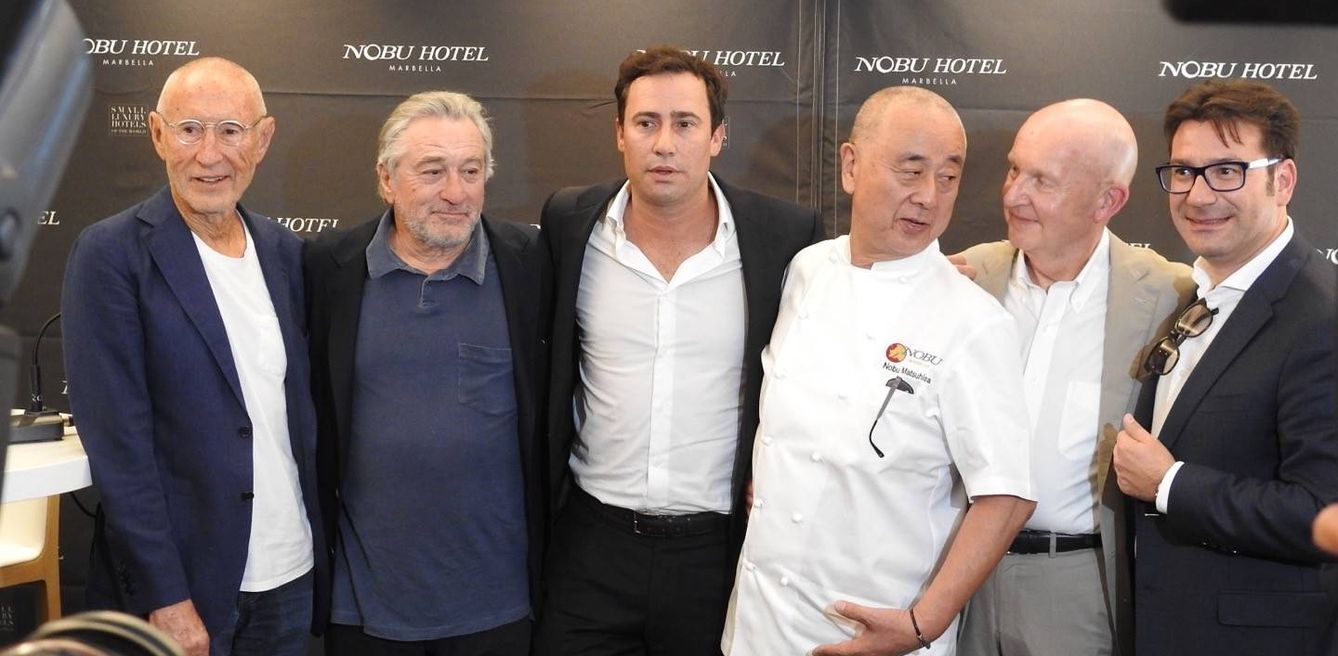  De Niro, con el equipo del hotel Nobu Marbella. (Gtres)