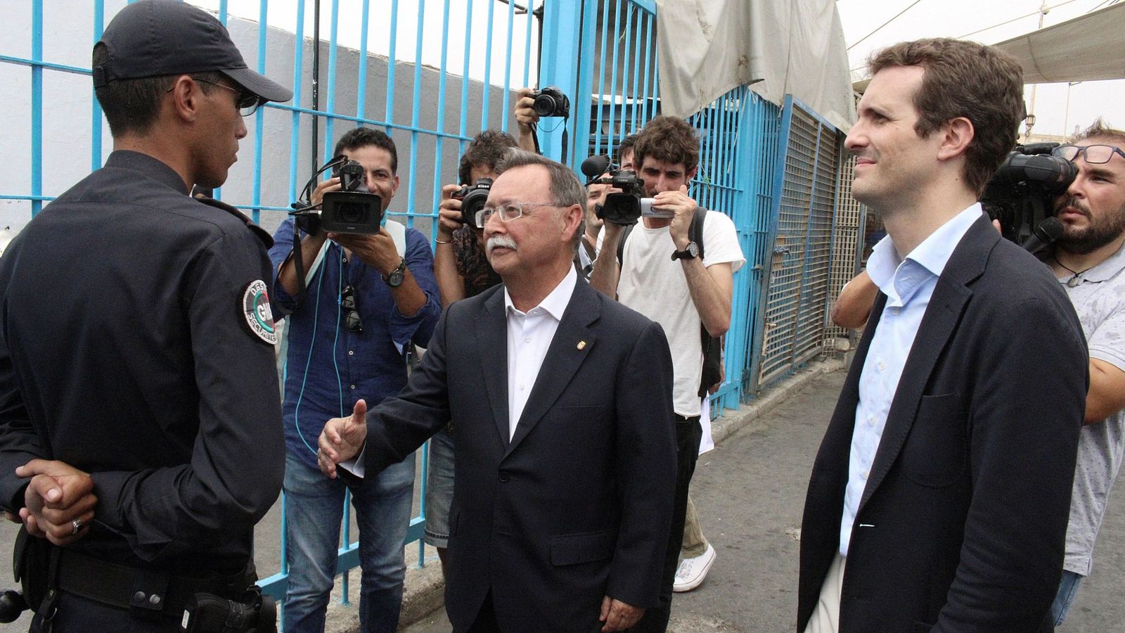 Foto: El presidente nacional del PP, Pablo Casado (d), acompañado por el presidente de la Ciudad Autónoma de Ceuta, Juan Jesús Vivas (c), cuando a este le han negado el saludo. (EFE)