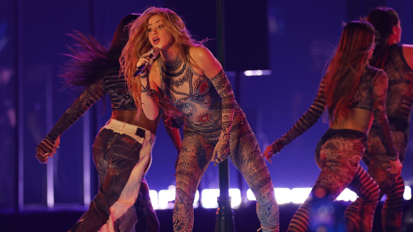 Shakira durante su actuación en la gala anual de los Latin Grammy, celebrada este jueves en Sevilla. (EFE/ Julio Muñoz)