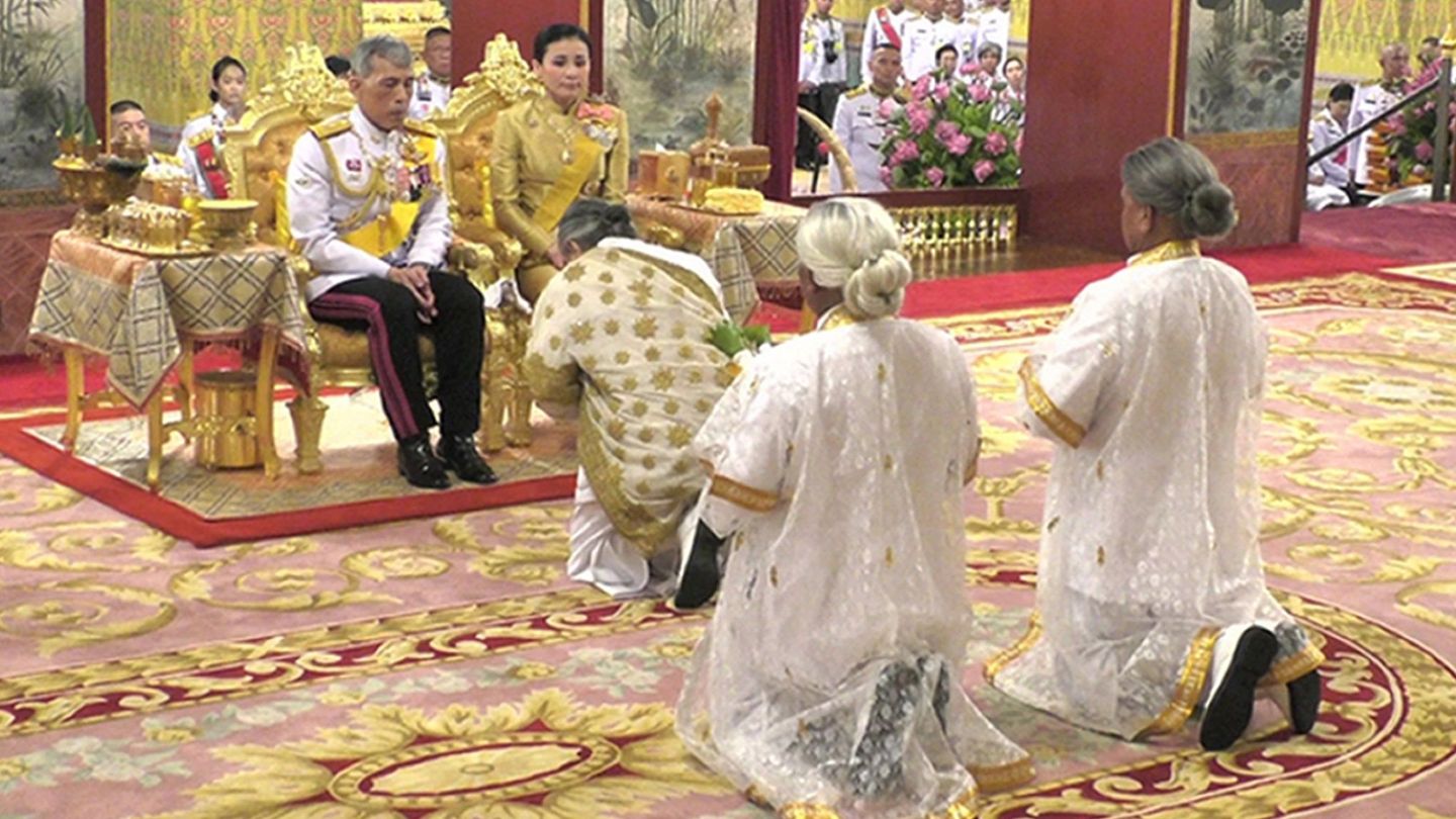El rey Rama X de Tailandia acompañado por la reina Suthida. (EFE)