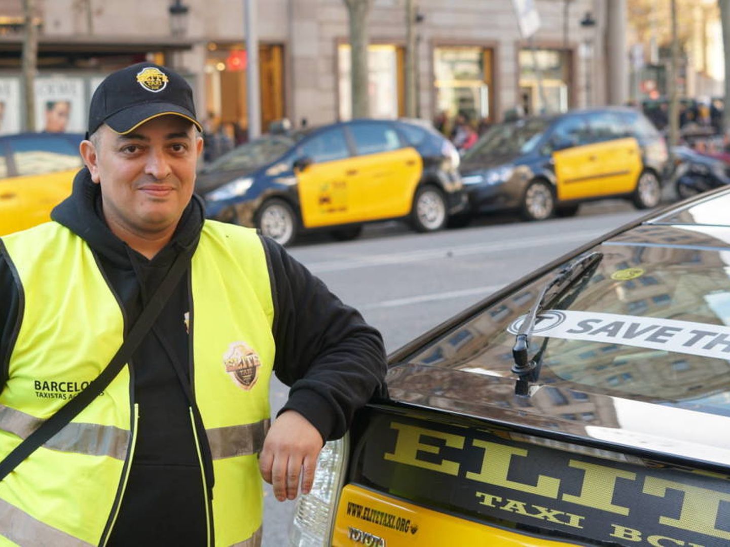 Tito posa junto a un taxi de la asociación Élite. (M. Mcloughlin)