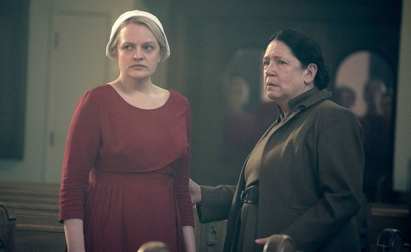 June y la Tía Lidia en una escena de 'El cuento de la criada'. (HBO)