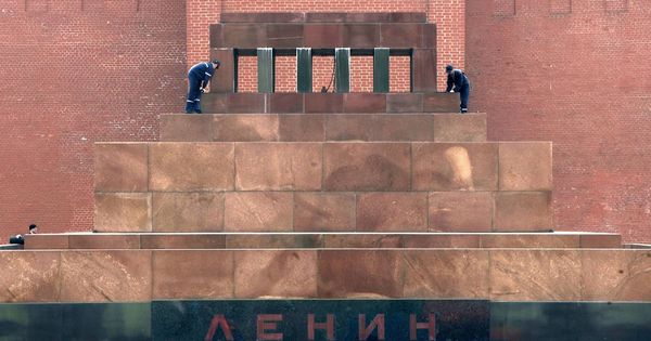Foto: Dos trabajadores realizan algunas reparaciones en el mausoleo de Lenin. (EFE)