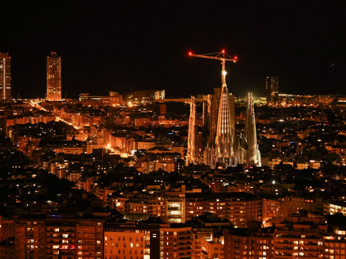 Foto: Vista de Barcelona y la basílica de la Sagrada Familia. (Reuters/Nacho Doce)