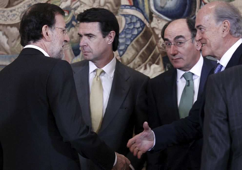 Foto: El presidente del Gobierno, Mariano Rajoy (i), el presidente de Iberdrola, Ignacio Sánchez Galán (2d), y el ministro de Industria, José Manuel Soria. (EFE)