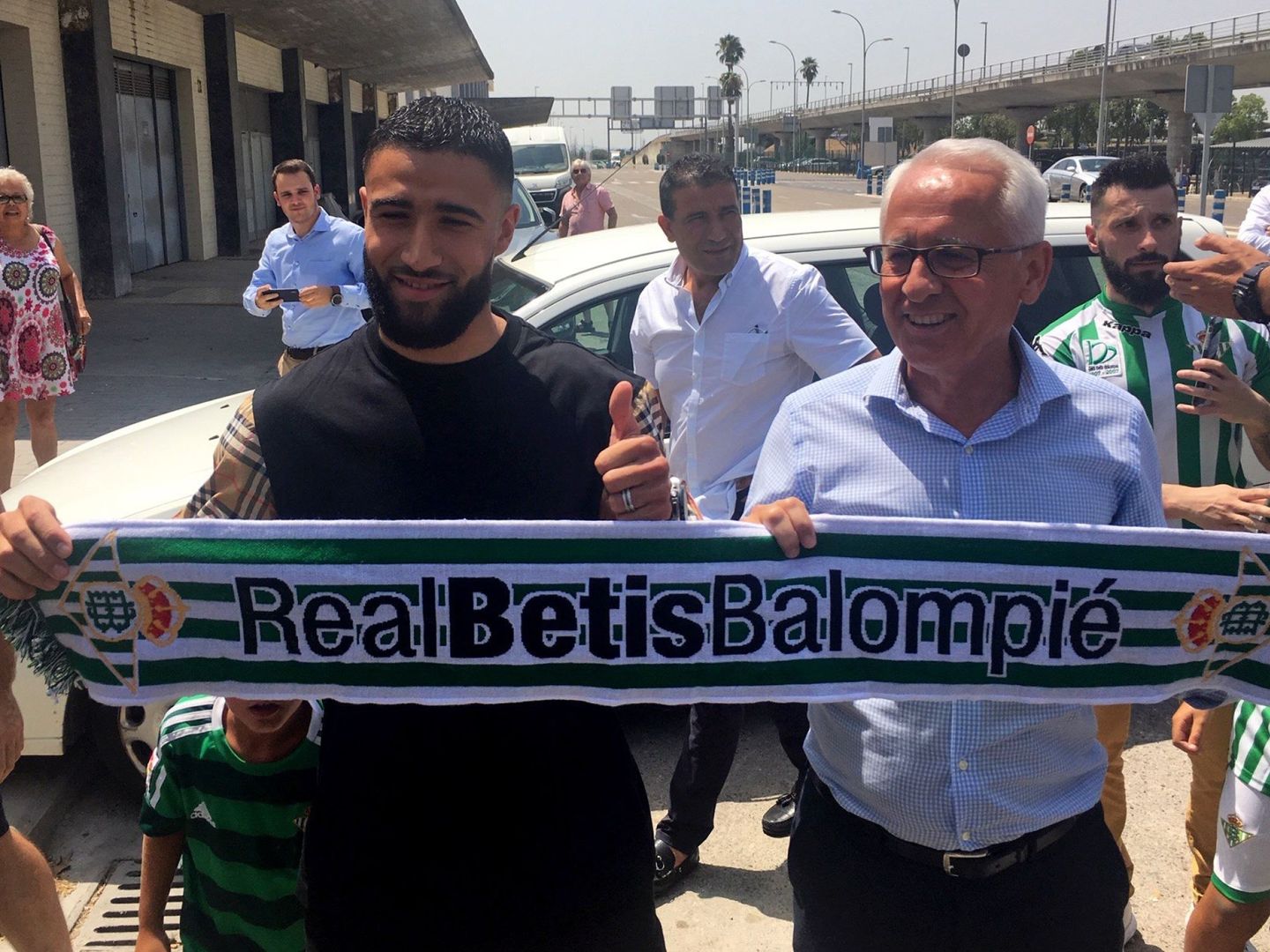 Fekir, posando con la bufanda del Real Betis. (EFE)