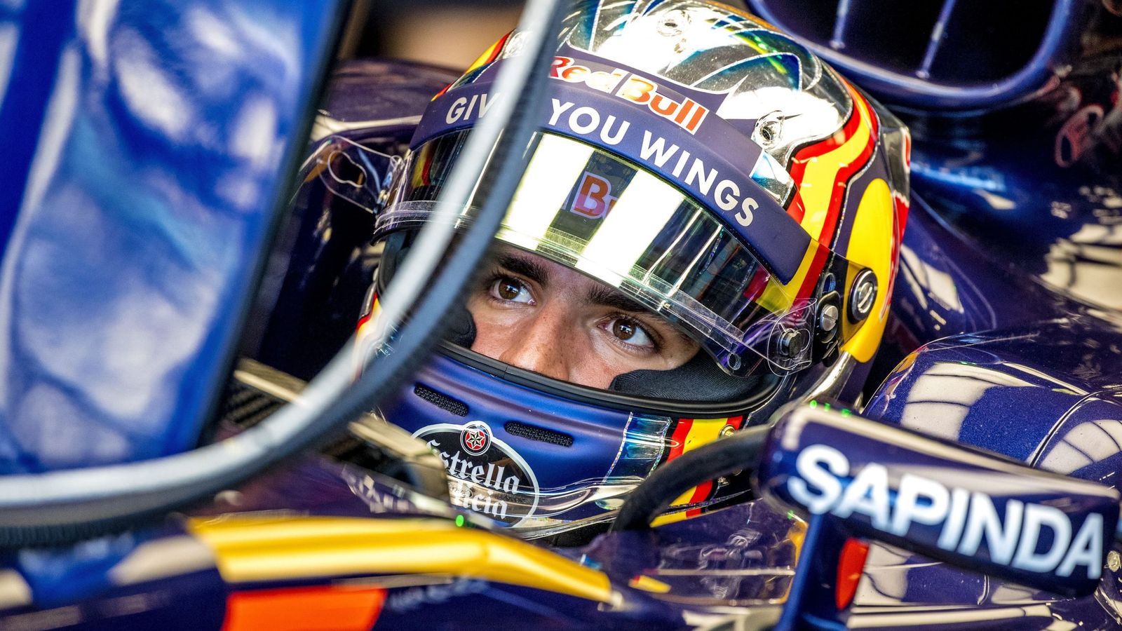 Foto: Carlos Sainz en su STR11, dentro del box de Toro Rosso.