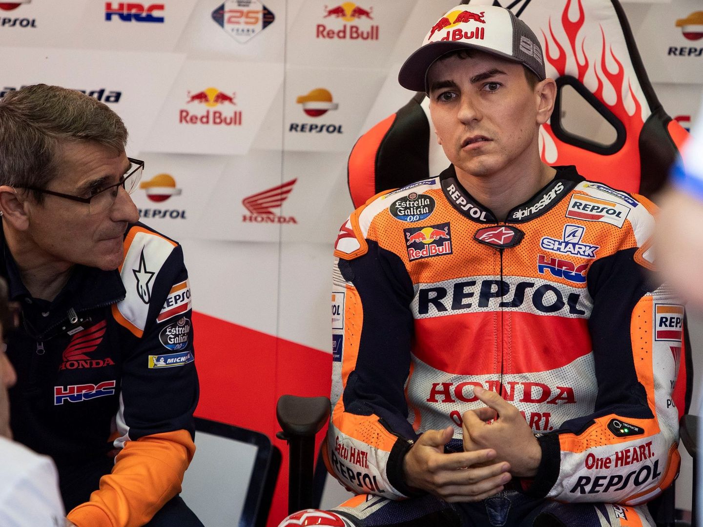 Lorenzo charla preocupado con sus mecánicos en el garaje de Honda. (EFE)