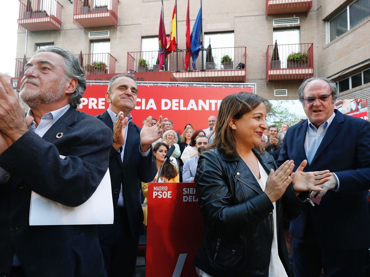 Foto: José Manuel Franco (2i), con Pepu Hernández (i), Iratxe García y Ángel Gabilondo (d), el pasado 9 de mayo en la pegada de carteles del 26-M, en Madrid. (EFE)