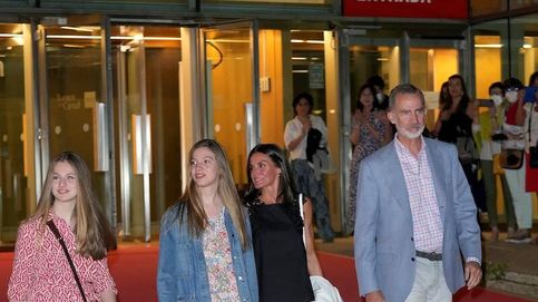 Felipe VI, Letizia y sus hijas acuden por sorpresa al teatro