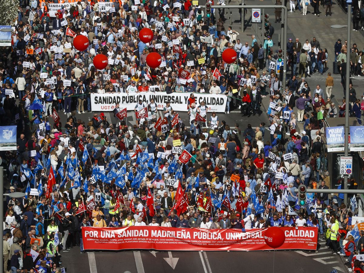 Foto: Cabecera de la manifestación por la Sanidad en Madrid. (EFE/Juan Carlos Hidalgo)